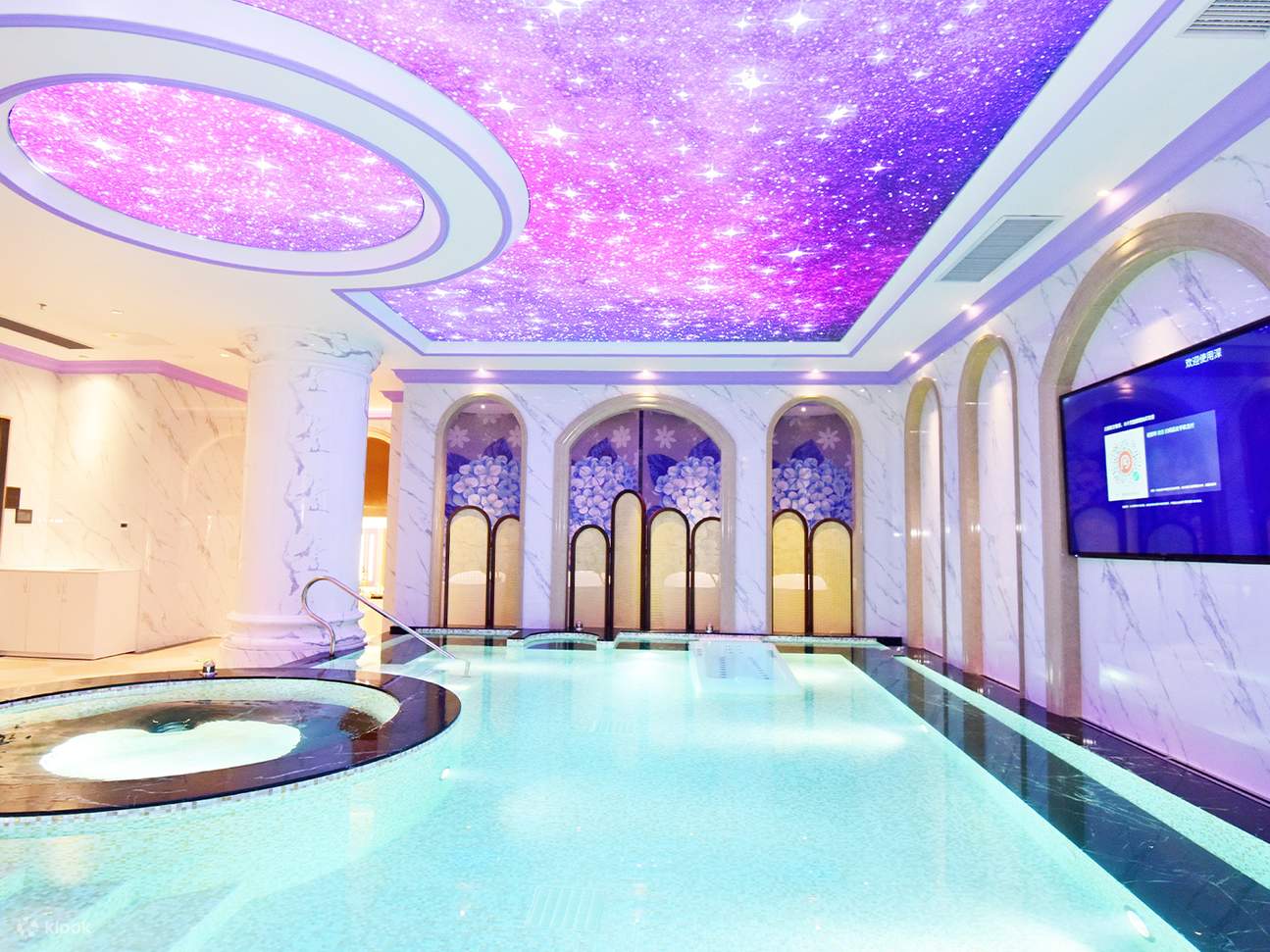 有恆溫、高溫湯池，還可體驗玫瑰、艾草、牛奶私浴，舒緩關節痠痛，滋養肌膚